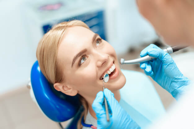 mini implante dentista e paciente sorrindo