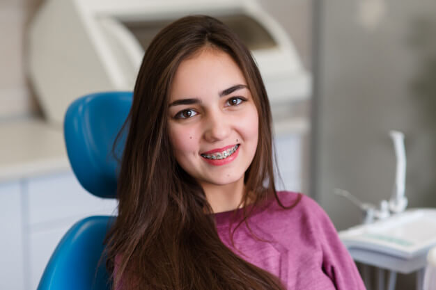 ortodontia estética paciente sorrindo