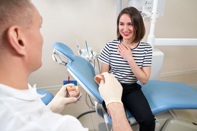 dentista mostrando ancoragem ortodontica