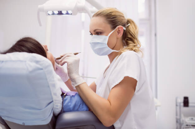 paciente e dentista ancoragem ortodontica