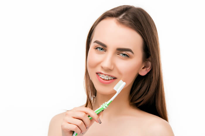 como escovar os dentes com aparelho sorriso escova