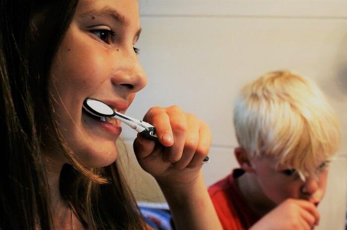 passador fio dental escovando dentes