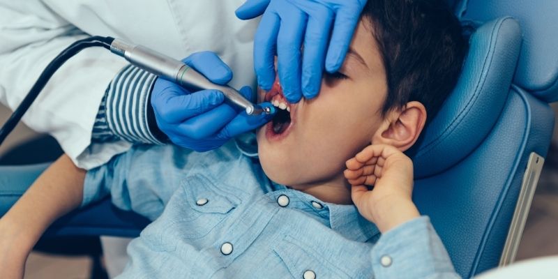 Crianca no dentista bichinho do dente