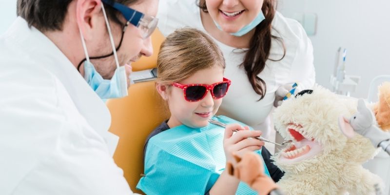 Crianca no dentista bicho do dente desenho