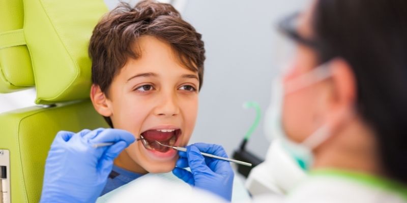 Crianca no dentista bicho no dente podre