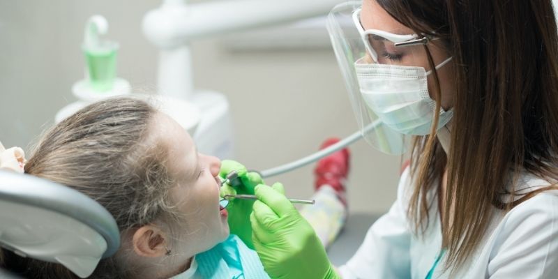 Crianca no dentista o que causa bicho no dente