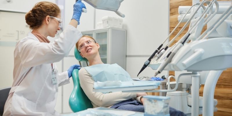 restauraçãoo dentária dentista com paciente