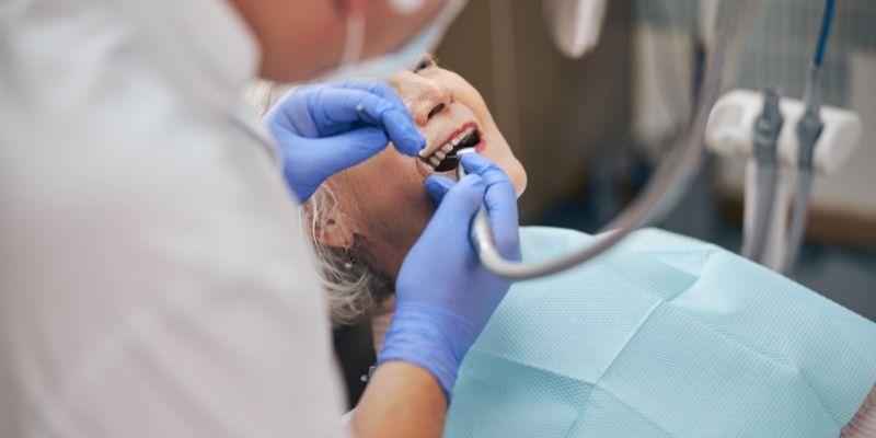 restauraçãoo dentária paciente em atendimento 